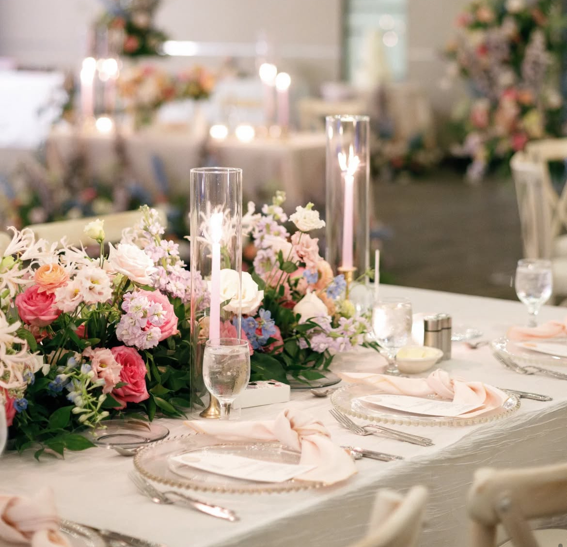 Dekoracja stołu weselnego w intensywnych barwach