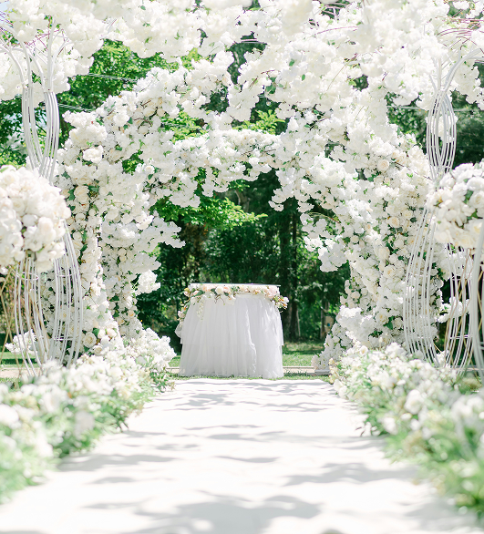 Arka i ołtarz z białych kwiatów