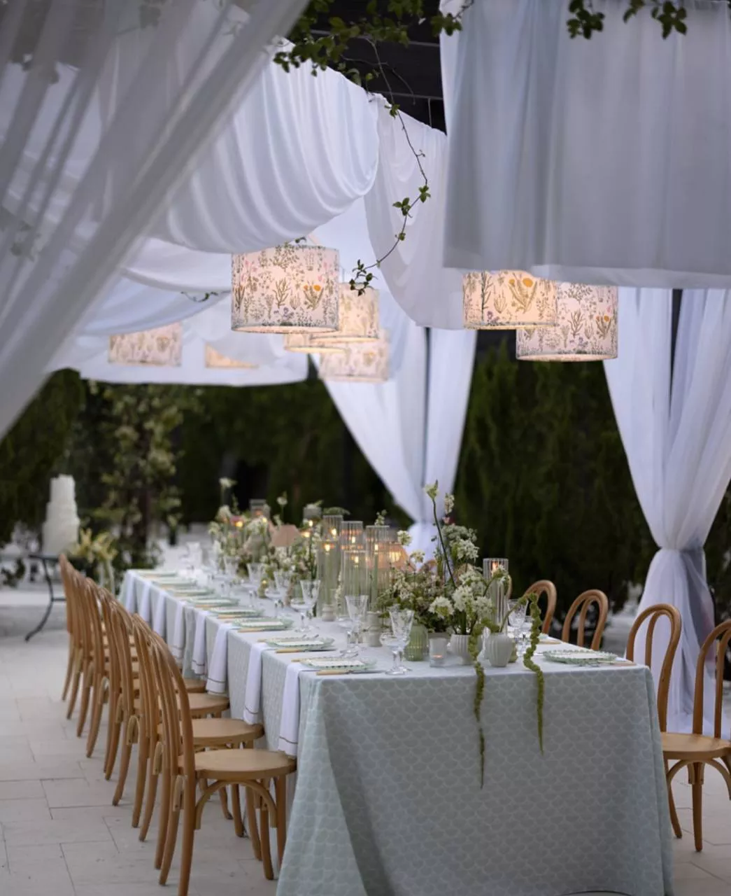 Aranżacja namiotu weselnego w plenerze